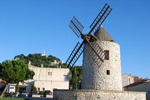 LES AMANDIERS